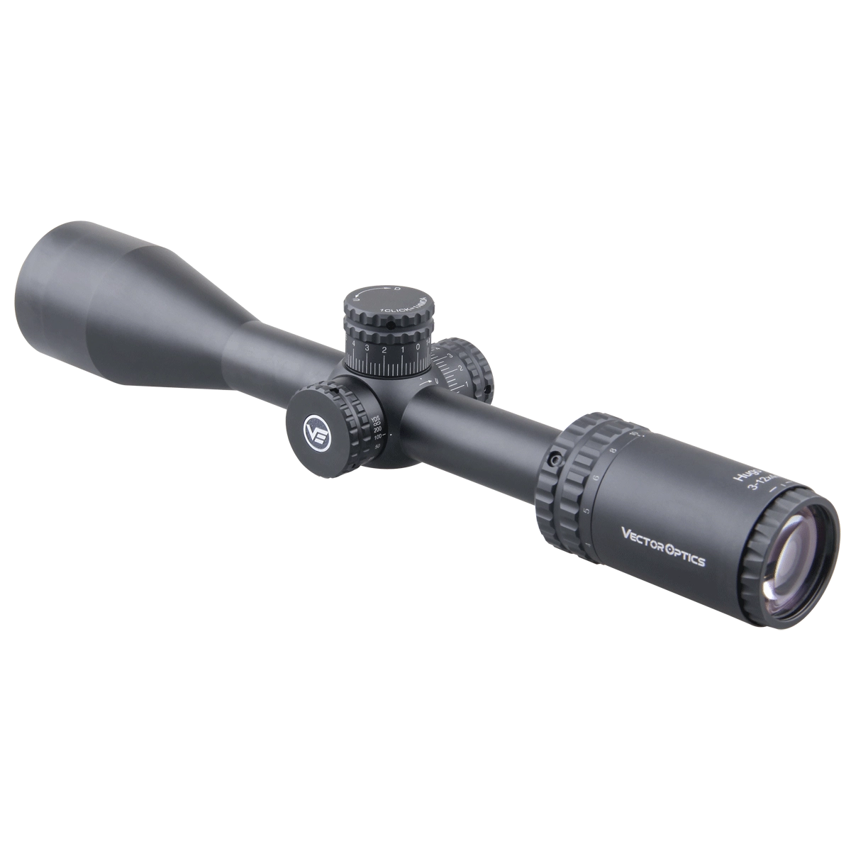 Schrägansicht des Hugo 3–12×44 SFP Zielfernrohrs mit Turret-Lock-System und fein einstellbarem Zoom für vielseitige Einsatzbereiche.