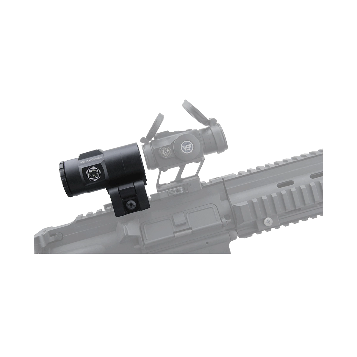 Montierter 3x Magnifier Maverick-IV auf einer Waffe mit Flip-to-Side Funktion, perfekt für flexible Zielerfassung im Einsatz.
