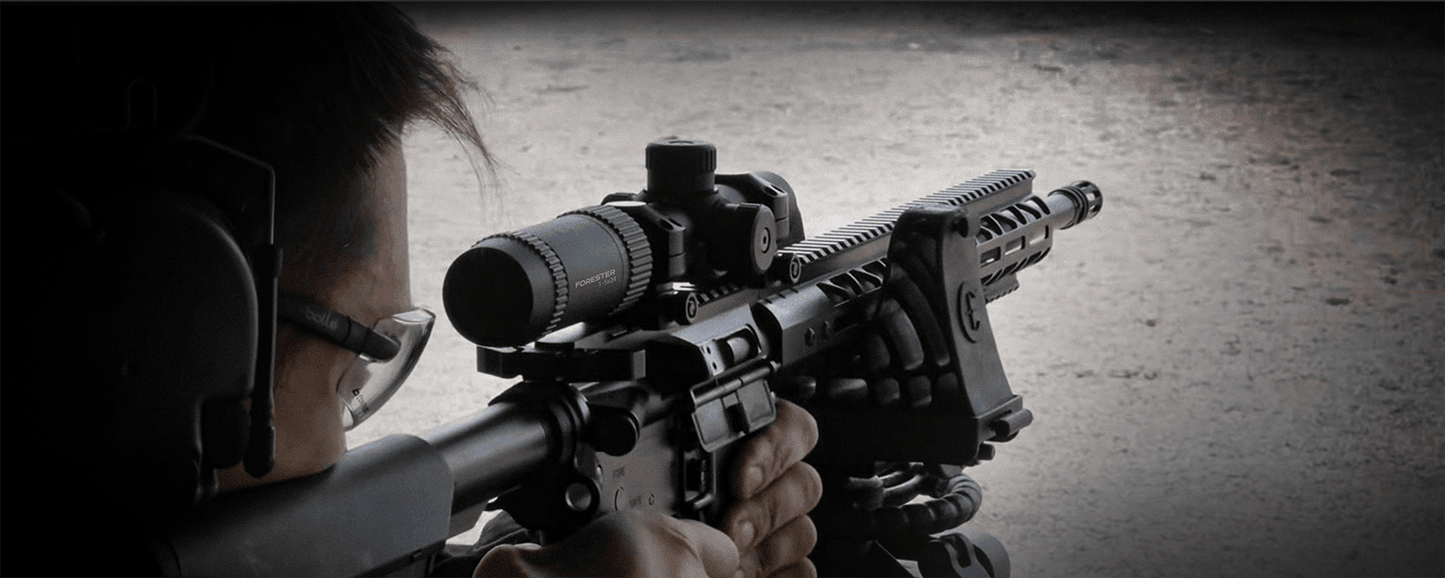 Forester 1-5x24 SFP Fiber Zielfernrohr montiert auf einem Gewehr im Einsatz, perfekt für taktisches Schießen und schnelle Zielerfassung.