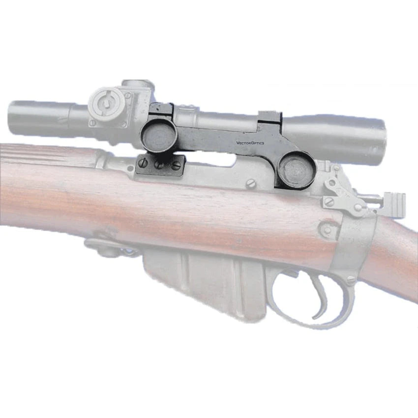 Montierte Lee-Enfield Seitenmontage aus Stahl SCRA-66 auf einem Lee Enfield No.4 Gewehr, ideal für stabile Zielfernrohrbefestigung.