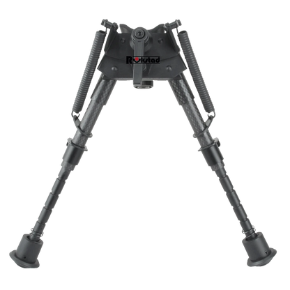 Verstellbares Zweibein Swivel Carbon für Waffen in ausgezogener Position, bietet Stabilität und Flexibilität beim Schießen im Gelände.