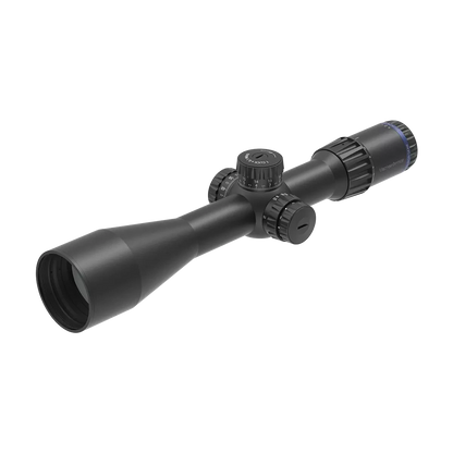 Tauron 5-40x56 ED FFP Zielfernrohr schräg von vorne mit ED-Glas und robustem Gehäuse, ideal für Langstrecken-Zieloptiken.