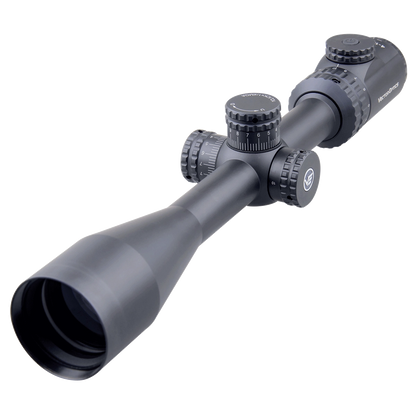 Seitliche Perspektive des Hugo 4-16x44GT SFP Zielfernrohrs mit taktischen Türmen und robustem Gehäuse für höchste Zielgenauigkeit.