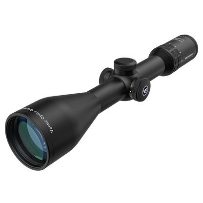 Seitliche Perspektive des Grizzly Pro 3–12×56i SFP Zielfernrohrs mit robustem Gehäuse und mehrfachvergüteter Optik für präzises Zielen bei schlechten Lichtverhältnissen.