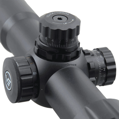 Detailansicht der Verstelltürme des Mustang 1-4×30 SFP Zielfernrohrs mit 1/2 MOA Klickverstellung für präzise Justierung.
