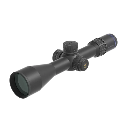 Seitliche Perspektive des Tauron 4-32x56 ED SFP Zielfernrohrs mit verstellbarem Turm und robustem Gehäuse für taktische Anwendungen.