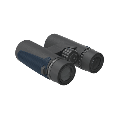 Detailansicht des Continental 8x42 ED Fernglases mit Dioptrienausgleich und rutschfestem Gehäuse für präzise Naturbeobachtung.