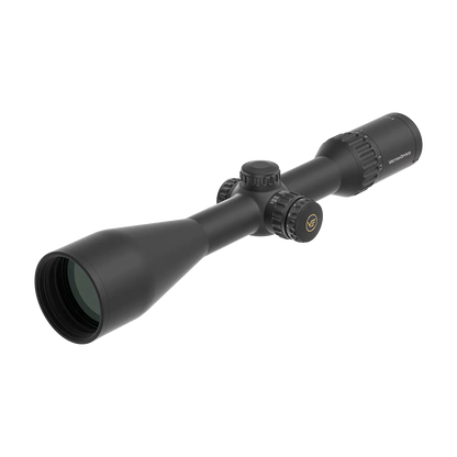 Seitliche Perspektive des Continental x6 2.5-15x56 SFP Zielfernrohrs mit taktischen Türmen. Hochwertige Optik für präzise Schüsse bei schwachem Licht.