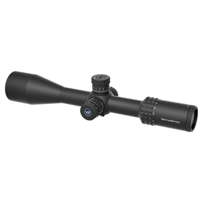 Schrägansicht des Sentinel 4-16x50 GenII SFP Zielfernrohrs mit robustem Design und Zero-Stop-Funktion für wiederholgenaue Einstellungen.