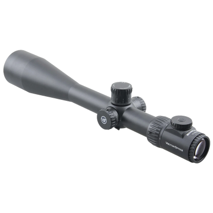 Schrägansicht des Minotaur Zielfernrohrs 10-50x60 SFP SCOL-39 mit fein einstellbarem Okular und robustem Mittelrohr für präzise Zielerfassung.