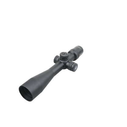 Seitliche Perspektive des Veyron 6-24x44 IR Zielfernrohrs mit verstellbaren Türmen und großem Objektiv für taktische Anwendungen.