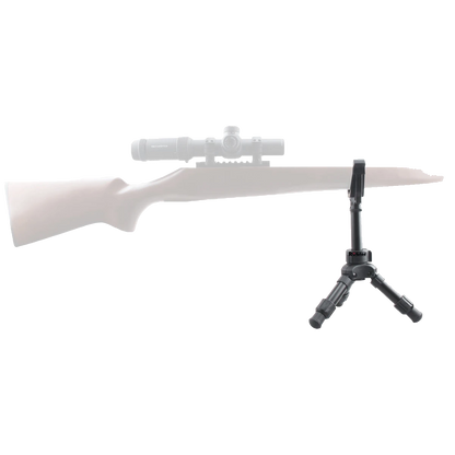 Kompaktes Tripod RSGR-06 mit montiertem Gewehr zur Demonstration der Jagdanwendung. Stabiler Halt für präzise Schüsse im Gelände.