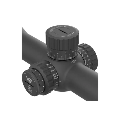 Detailansicht der Verstelltürme des Tauron MOA FFP Zielfernrohrs 6-24x50 mit klarer MOA-Skalierung für präzise Einstellungen.