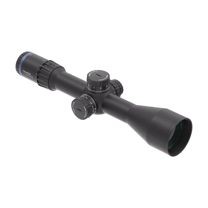 Seitliche Ansicht des Tauron 3-24x56 ED SFP Zielfernrohrs mit robustem Gehäuse und klarer Optik für vielseitige Einsätze.