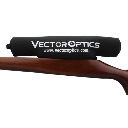 Neopren Schutzhülle SCOT-44 von Vector Optics auf Zielfernrohr montiert, idealer Schutz vor Regen und Schmutz bei Outdoor-Einsätzen.