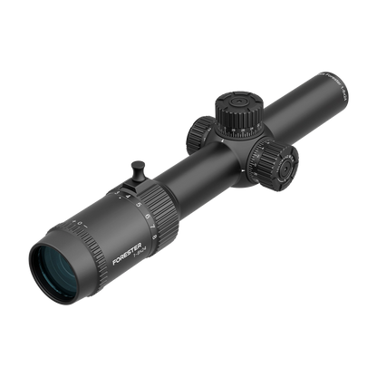Detailansicht des Forester 1–8×24 SFP Zielfernrohrs mit Zoomring und taktischem Hebel für schnelle Vergrößerungswechsel.