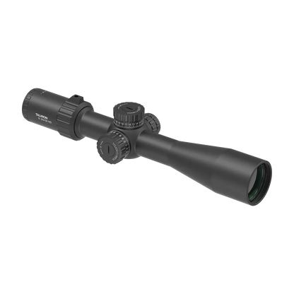 Seitenansicht des Tauron 6-24x50 HD MOA FFP Zielfernrohrs mit klarer Optik und IP67 Wasserdichtigkeit für extreme Bedingungen.