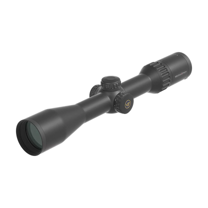 Schrägansicht des Continental X6 Zielfernrohrs mit 42 mm Objektivlinse und taktischen Verstelltürmen für vielseitige Einsatzmöglichkeiten.