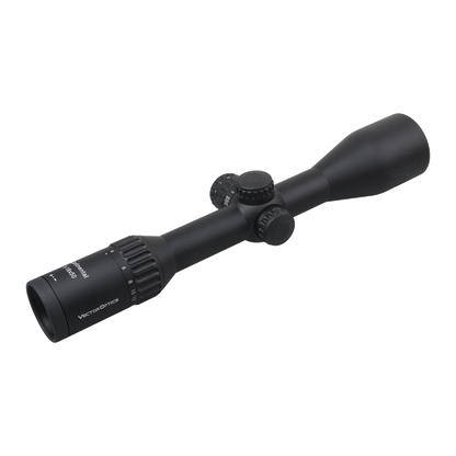 Seitliche Perspektive des Vector Optics Continental x6 3-18x50 Zielfernrohrs mit Vergrößerungsring und fein einstellbaren Türmen.