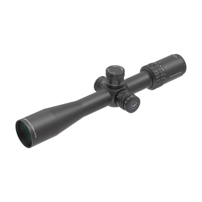 Seitliche Perspektive des Orion MAX Zielfernrohrs FFP 3-18x44 mit MIL-Absehen und robustem Gehäuse für präzise Zielerfassung.