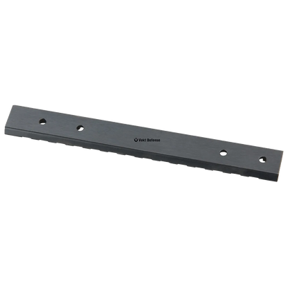 Rückseite der Tikka T3 Montage aus Stahl (SCTIK-01) von Vector Optics, zeigt die flache Basis mit vier Befestigungslöchern für stabile Waffenmontage.