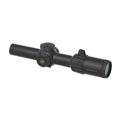 Vector Optics Tauron 1–6×24 SFP mit beleuchtetem Absehen und ergonomischem Zoomring für schnelle Zielerfassung im Nah- und Mittelbereich.