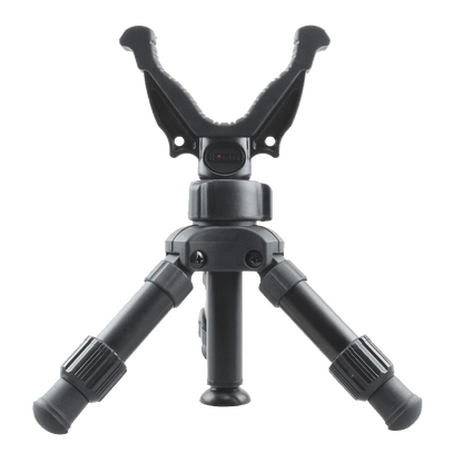 Kompaktes Tripod RSGR-06 mit V-Mount in niedriger Position, ideal für präzise Jagdaufnahmen. Leichtes Design mit robusten Carbonbeinen.
