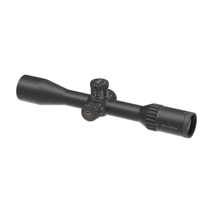 Rückseitige Perspektive des Continental X8 2–16x44 ED SFP Zielfernrohrs mit ergonomischem Zoomring und klarer Markenkennzeichnung.