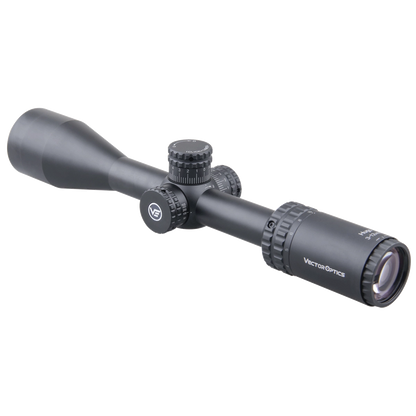 Schrägansicht des Hugo 3–12×44 SFP Zielfernrohrs mit Turret-Lock-System und fein einstellbarem Zoom für vielseitige Einsatzbereiche.
