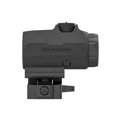 Linke Seitenansicht des Maverick-IV 3x22 Magnifier mit Vector Optics Logo, ideal für präzise Zieloptik-Erweiterung.