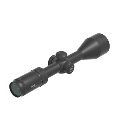 Matiz 3-9x50 SFP Zielfernrohr mit ergonomischem Zoomring und klarer Optik für den Einsatz auf Jagdwaffen bei Tageslicht.