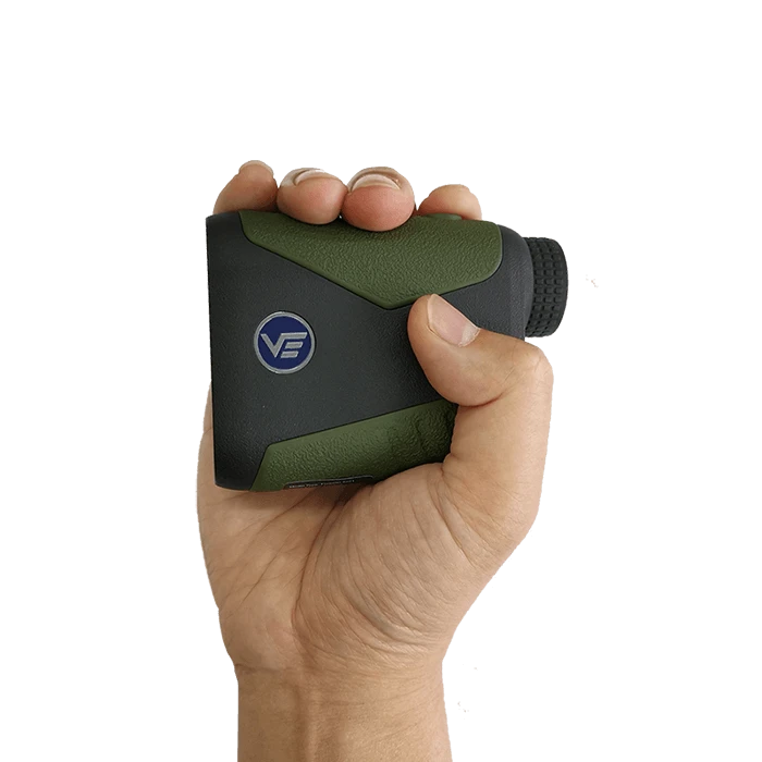 Hand hält den Forester 6x21 OLED GenII Entfernungsmesser, kompakt und leicht für präzise Entfernungsmessung beim Golf.
