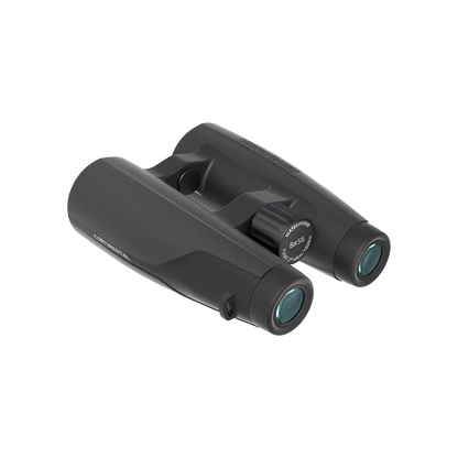 Seitliche Perspektive des Vector Optics Continental 8x56 ED (SCBO-10) mit gummiertem Griffbereich für sicheren Halt bei Outdoor-Einsätzen.