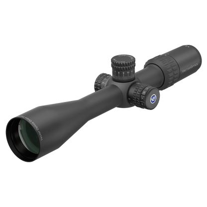 Seitliche Perspektive des Orion Pro Max 6-24X50 FFP Zielfernrohrs mit großen Verstelltürmen und First Focal Plane für Wettkampfschützen.