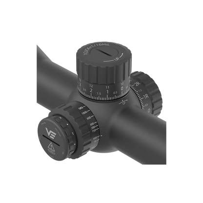 Detailansicht des Vector Optics Tauron 4-16x44 Zielfernrohrs mit MIL-Einstellturm und Parallaxenausgleich für präzise Zielanpassung.