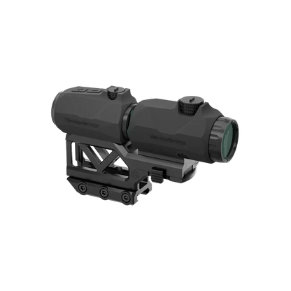 Seitliche Perspektive des Maverick One-Piece Flip-Magnifiers mit fester Montage für taktische Gewehre, kompatibel mit Paragon Vergrößerern.