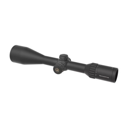 Schrägansicht des Vector Optics Zielfernrohrs 2.5-15x56 mit SFP-Absehen. Ideal für präzise Korrekturen bei variabler Vergrößerung.