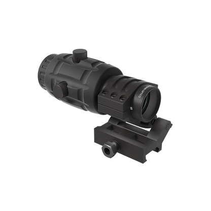Seitlich montierter 3x Magnifier Maverick SCMF-11 mit klarer Linsenoptik. Perfekt für CQB und taktische Anwendungen.