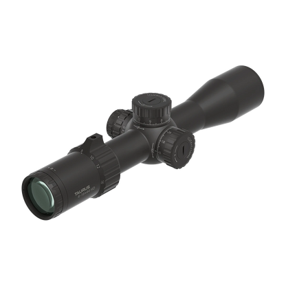 Detailansicht des Tauron 4-16x44 HD MIL Zielfernrohrs mit Vergrößerungsskala und MIL-Türmen für präzise Justierung.