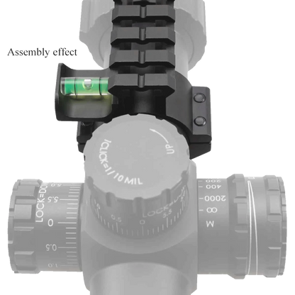 Montierte Wasserwaage mit Picatinny - 30/25.4mm Tubus auf Zielfernrohr, zeigt präzise Ausrichtung und zusätzliche Picatinny-Schiene für Zubehör.