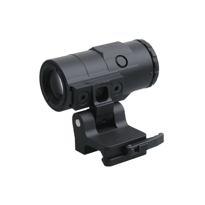Taktischer 3x Magnifier Maverick-IV mit robustem Gehäuse und seitlicher Montagehalterung für Reflexvisiere und CQB-Einsätze.
