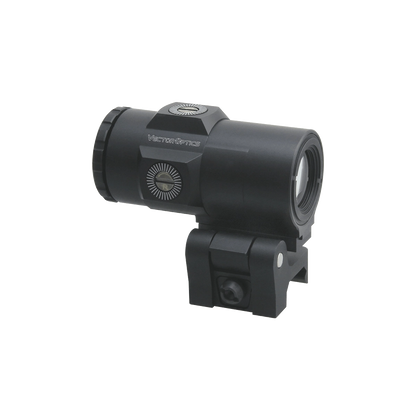 Seitliche Ansicht des 3x Magnifier Maverick-IV für Reflexvisiere, robustes Design mit präzisem Justierrad für taktische Einsätze.