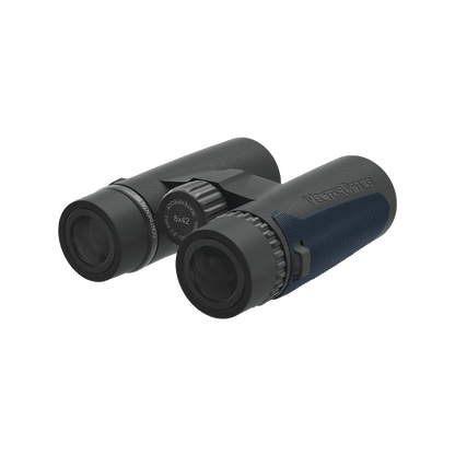 Rückansicht des Continental 8x42 ED Fernglases mit klarer Beschriftung und komfortabler Augenmuschel für längere Nutzung im Freien.
