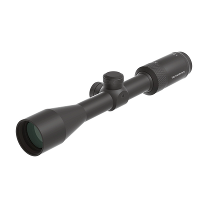 Seitliche Perspektive des Matiz 3–9×40 SFP Vector Zielfernrohrs mit klarer Linsenoptik. Ideal für MPVO-Anwendungen bei variablen Lichtverhältnissen.