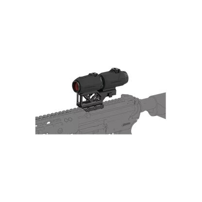 Montierter Maverick Flip-Magnifier auf einem Gewehr, zeigt die einfache Integration der Vector Optics Magnifier Montage für AR-Plattformen.