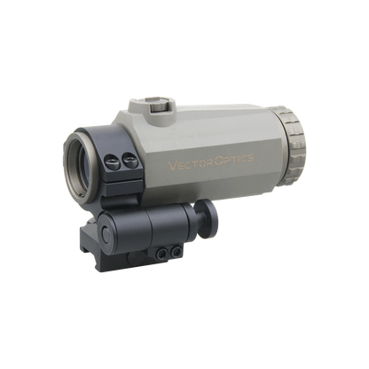 3x Magnifier Maverick-III SCMF-32 in FDE-Farbe mit 3x22 Optik und Flip-to-Side-Montage. Ideal für taktische Anwendungen und mittlere Distanzen.