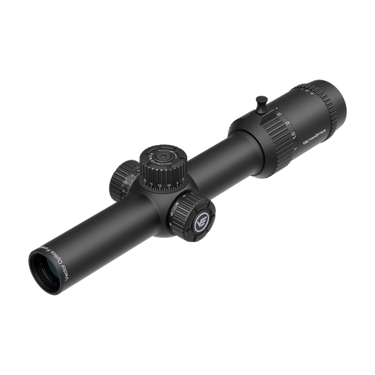 Forester 1–8×24 SFP Zielfernrohr in Schwarz mit 8-fach Zoom und beleuchtetem Absehen, ideal für Bewegungsjagd und taktische Einsätze.