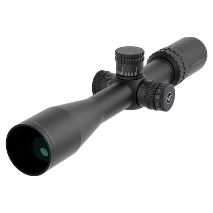 Schrägansicht des Orion Pro Max 4-16x44 Zielfernrohrs mit taktischen Türmen und HD-Linsen für klare Zielerfassung bei jeder Vergrößerung.