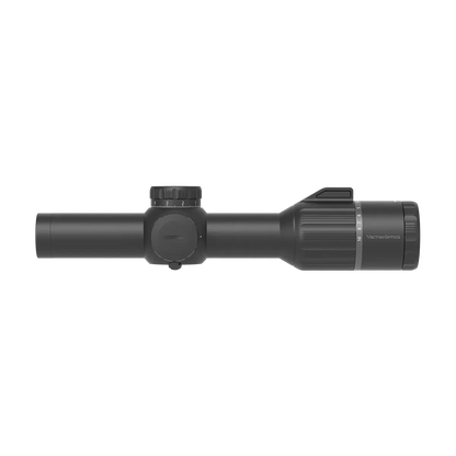 Seitliche Ansicht des Constantine 1-10x24 HD Zielfernrohrs mit klarer Optik und kompaktem Design für taktische Einsätze.