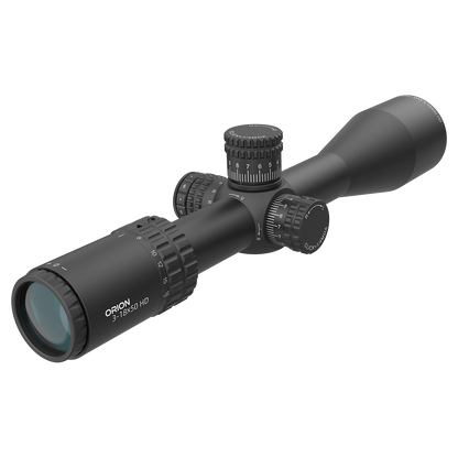 Detailansicht des Orion Pro 3-18x50 SFP Zielfernrohrs mit Vergrößerungsring und fein justierbaren Türmen für maximale Zielgenauigkeit.